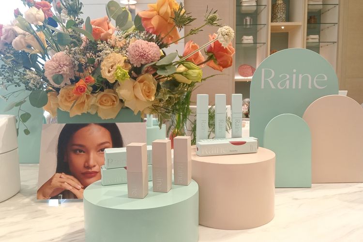 Raisa bersama rekannya Ruskha merilis label make up bernama Raine Beauty dan menghadirkan dua produk terbaru untuk bibir.