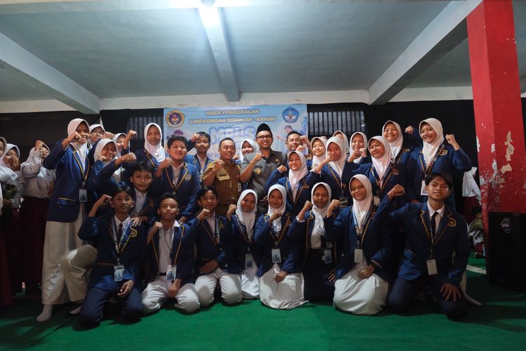 Bupati Batang M. Faiz Kurniawan bersama siswa-siswi SMP Negeri 1 Batang, Senin (14/7/2025).