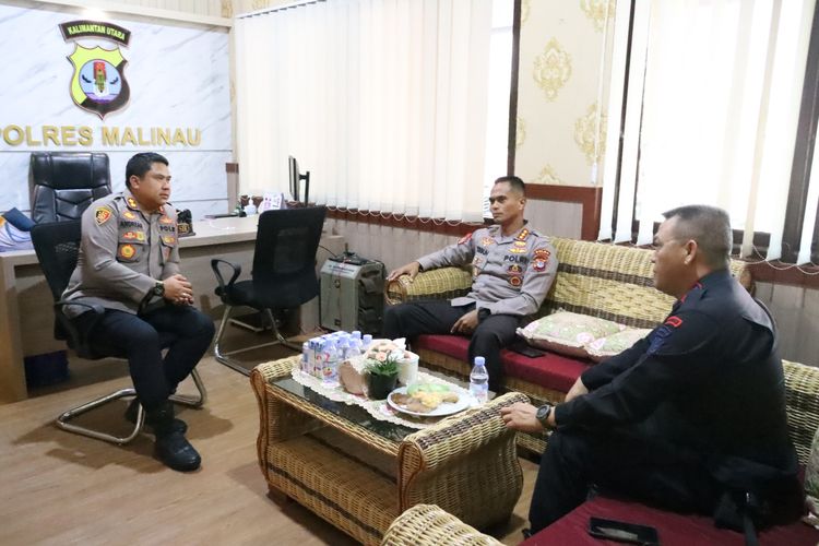 Kapolres Malinau Kaltara AKBP Andreas Deddy Wijaya, bersama Kabid Propam Polda Kaltara Kombes Pol Teguh Triwantoro dan Dansat Brimob Polda Kaltara Kombes Pol Yohanes Jalung Siram berdiskusi terkait kasus Brigadir W