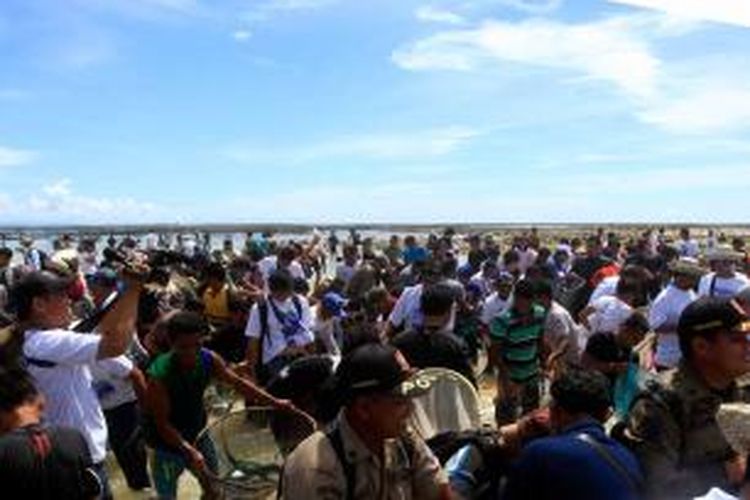 Ribuan warga nerebut menangkap ikan yang sudah terkurung di sami saat Festival Mane'e digelar di Pulau Intata, Talaud, Sulawesi Utara, Sabtu, 7 Mei 2015.