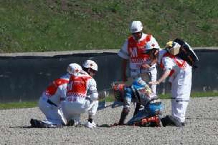 Pebalap Marc VDS asal Spanyol, Tito Rabat, terduduk setelah mengalami kecelakaan di tikungan 13 Sirkuit Mugello pada sesi latihan bebas ketiga GP Italia, Sabtu (21/5/2016).