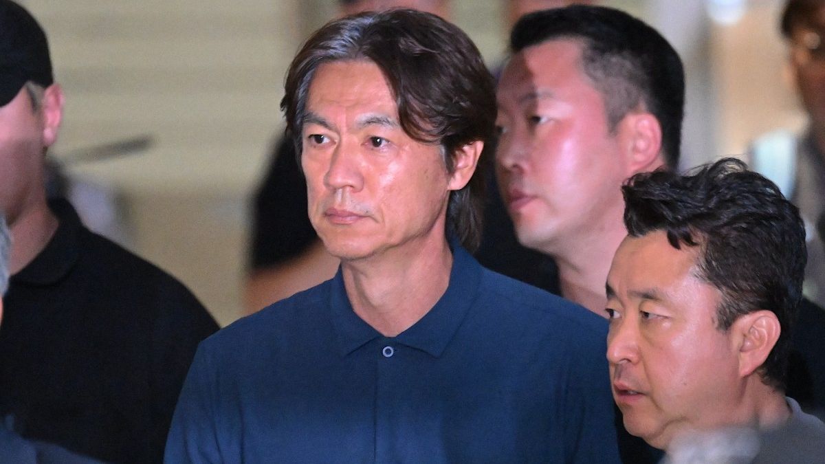 [HOAKS] Media Korsel Buramkan Wajah Hong Myung-bo Saat Konferensi Pers