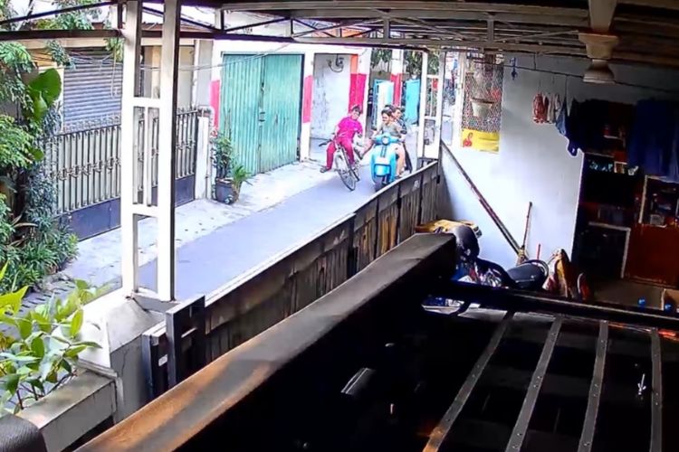 3 Remaja Bermotor Tendang Bocah Pesepeda hingga Terjatuh di Tangerang, Tancap Gas lalu Tertawa