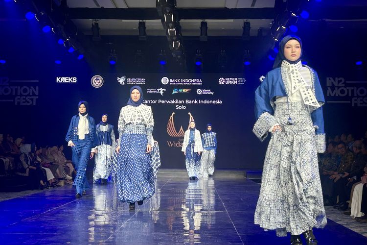 Fashion show karya Batik Wiidayati dari Solo dalam pembukaan IN2MOTIONFEST 2025 di JIExpo Convention Centre & Theatre, Jakarta Utara, Rabu (8/10/2025).