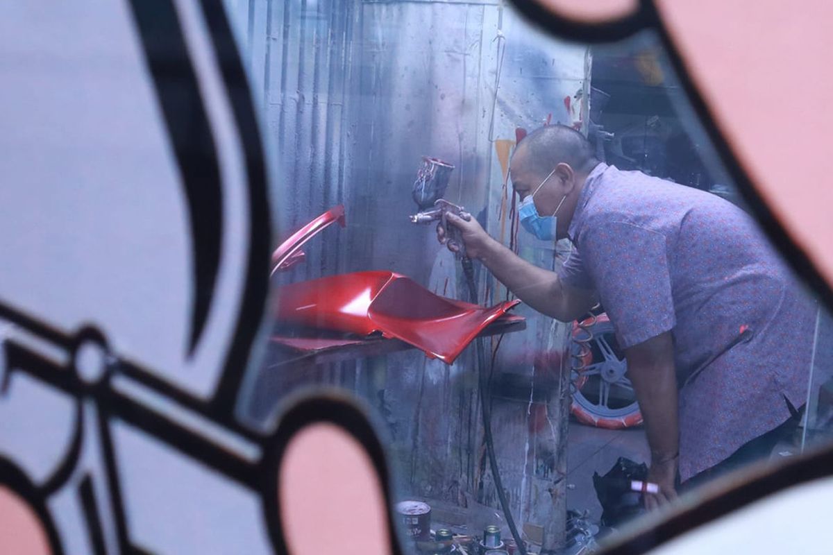 Layanan Painting Shop sengaja disediakan untuk memenuhi kebutuhan konsumen yang ingin mengubah warna dan corak motor Honda kesayangan.
