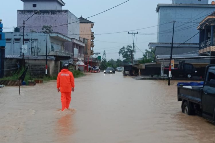 Wilayah Parittiga Jebus, Bangka Barat, Kepulauan Bangka Belitung yang terendam banjir, Jumat (24/5/2024).