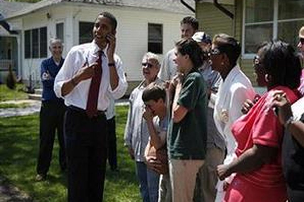 Penduduk lokal di Elkhart, Indiana menunjukkan reaksi mereka setelah Barack Obama menerima telpon genggam yang terhubung dengan seseorang yang bernama Hillary pada 4 Mei 2008. 