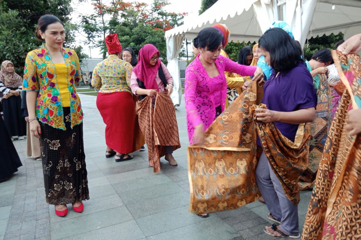 Komunitas Kebaya, Kopi dan Buku saat mengajarkan pemakaian kebaya dan kain batik kepada para penyandng disabilitas dan masyarakat yang hadir pada acara Perempuan Disabilitas Mengubah Dunia di Taman Ismail Marzuki, Jakarta, Kamis (8/3/2018).