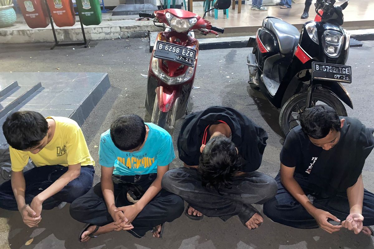 Empat remaja diciduk polisi saat tawuran di Bekasi, Sabtu (20/4/2024). 