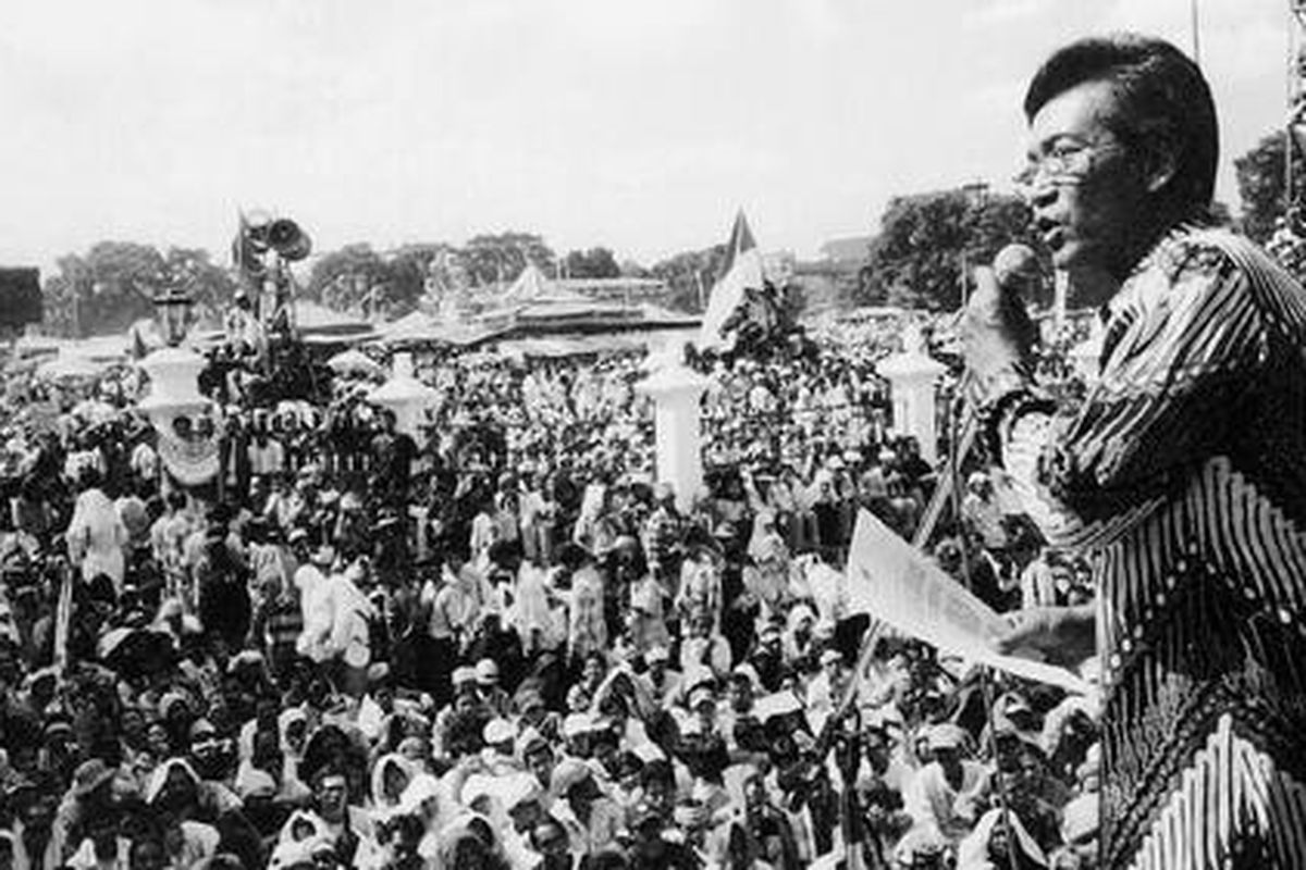 Sultan Hamengku Buwono X, di depan hampir sejuta warga Yogyakarta dan sekitarnya pada 20 Mei 1998, membacakan maklumat yang isinya mengajak masyarakat Yogyakarta dan seluruh rakyat Indonesia mendukung Gerakan Reformasi. Pembacaan maklumat Sultan HB X itu dilakukan di depan Pagelaran Keraton, Yogyakarta. Hadir pula Paku Alam VIII. 