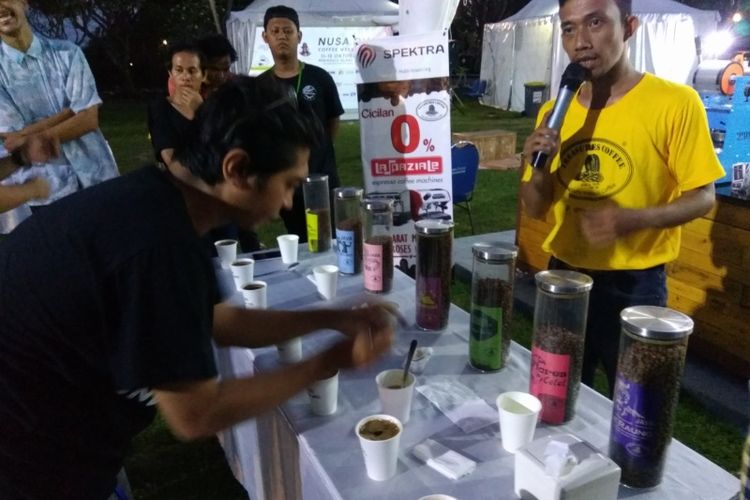 Pengunjung Pesona Mandiri Nusa Dua Fiesta sedang melakukan cupping kopi yang diselenggarakan stand pengisi dari Treasure Coffee.