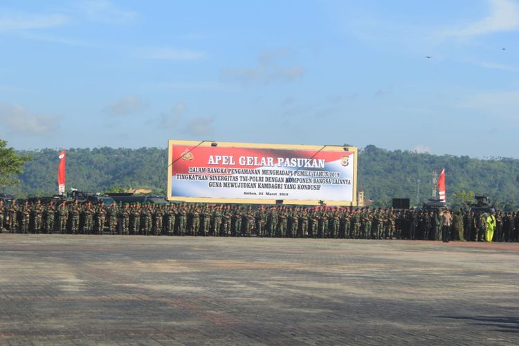 Kapolda Maluku, Irjen Pol Royke Lumowa didampingi Pangdam XVI Pattimura dan Danlantamal IX Ambon saat memberikan keterangan kepada wartawan usai apel gelar pasukan pengamanan pemilu 2019 di lapangan upacara Polda Maluku, Jumat (22/3/2019)