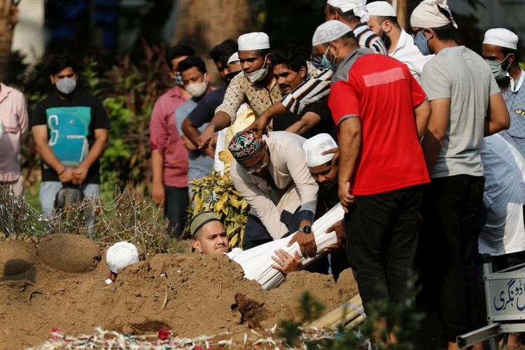 Pemakaman seseorang yang meninggal akibat Covid-19 di pemakaman muslim di Mumbai, India, 28 April 2021.