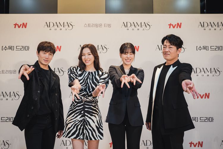 Para pemeran drama Korea Adamas, Ji Sung, Seo Ji Hye, Lee Soi Kyung, dan Heo Sung Tae saat konferensi pers virtual, Selasa (26/7/2022).