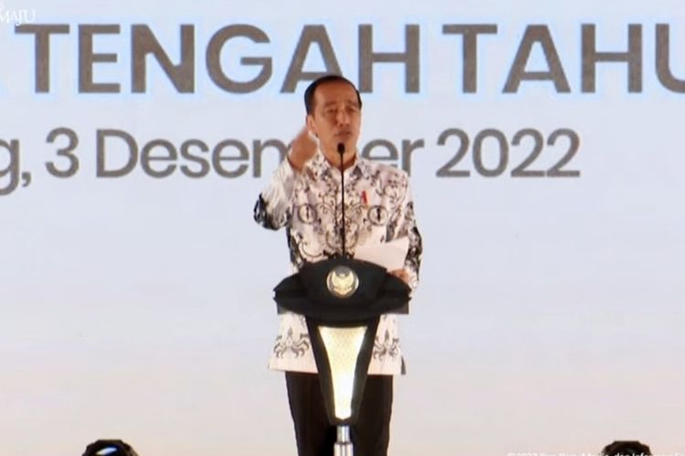 Presiden Joko Widodo saat memberikan sambutan pada Peringatan HUT ke-77 PGRI dan hari Guru Nasional di Semarang pada Sabtu (3/12/2022).