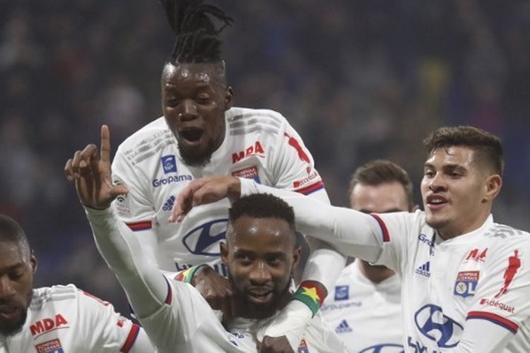 Para pemain Lyon merayakan gol ke gawang Saint-Etienne pada laga Ligue 1 Perancis 2019-2020 di Stadion  Groupama, 1 Maret 2020.