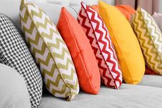 Cara Membersihkan Bantal Sofa Berdasarkan Bahannya