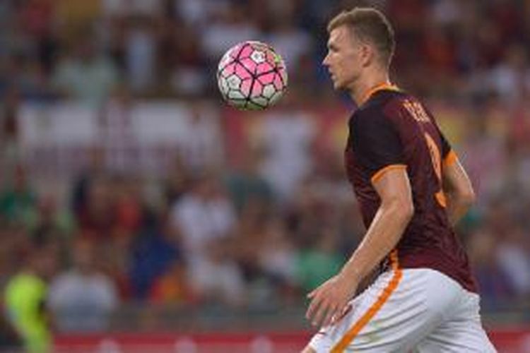 Edin Dzeko mencetak 2 gol saat AS Roma menang atas Sevilla, Jumat (14/8/2015).