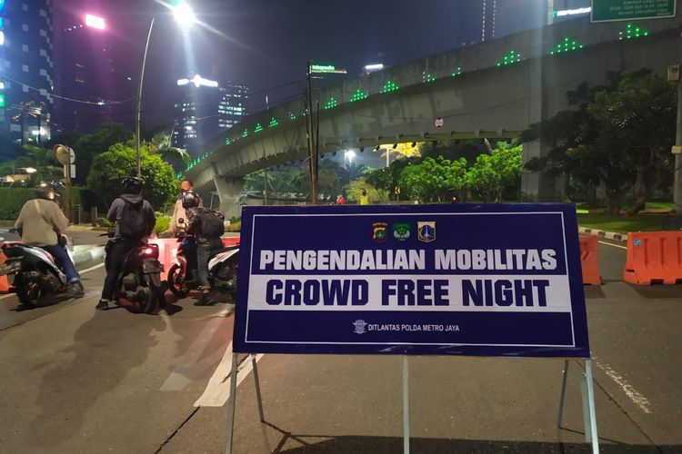 Sejumlah pengendara tertahan untuk melintas lantaran telah diberlakuan Crowd Free Night di kawasan simpang Semanggi, Jakarta, pada malam pergantian tahun, Jumat (31/12/2021).