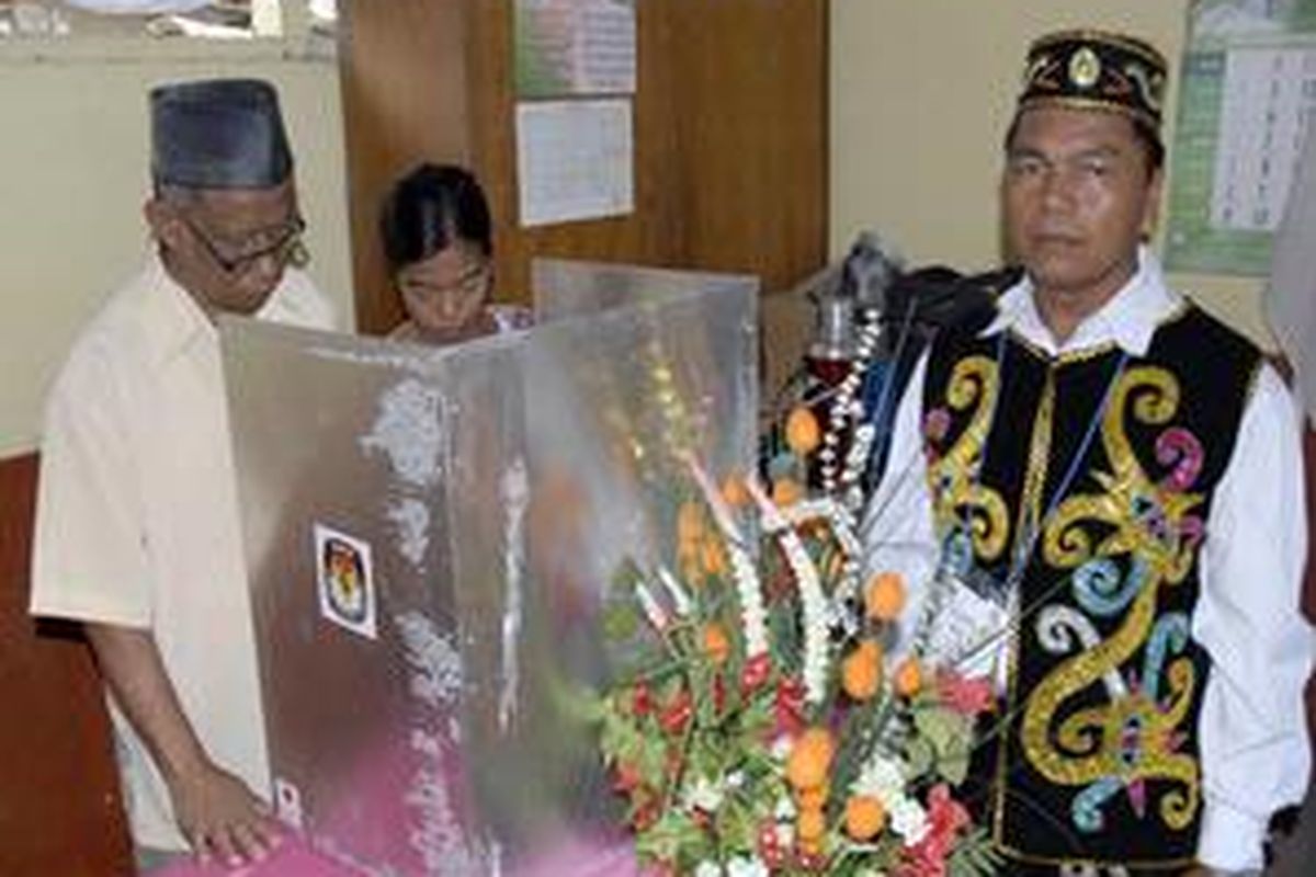 Seorang tuna netra sedang mencoblos di TPS kampung Damai Balikpapan Kaltim