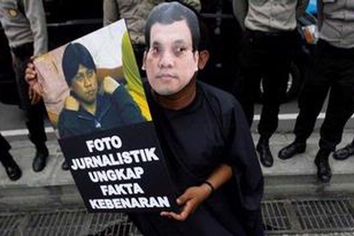 Puluhan Pewarta Foto Indonesia (PFI) Jakarta mengenakan atribut dan topeng pada aksi solidaritas di Bundaran Hotel Indonesia, Jakarta, Senin (15/11/2010). Aksi ini untuk menegaskan kepada publik bahwa tidak ada rekayasa foto dalam kasus foto mirip mafia pajak, Gayus Tambunan, yang terekam sejumlah kamera wartawan pada pertandingan tenis di Bali. 