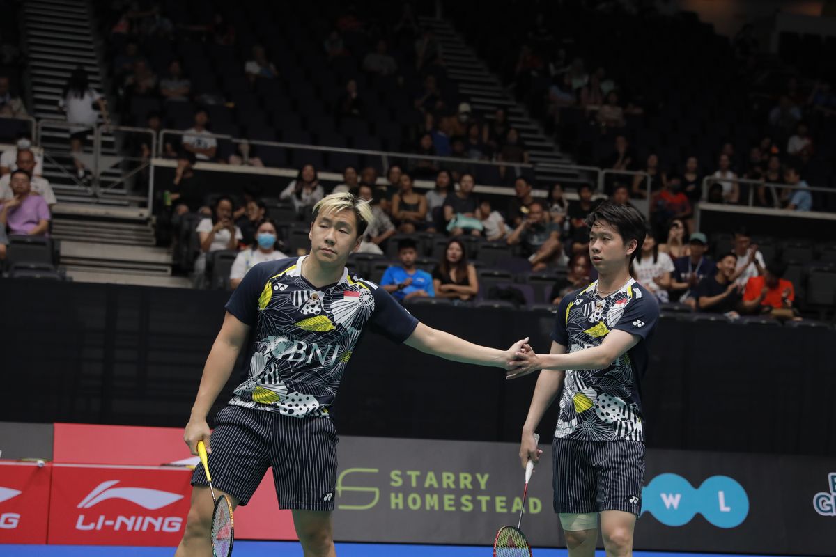 Pasangan ganda putra Indonesia, Marcus Fernaldi Gideon/Kevin Sanjaya Sukamuljo ketika bertanding dalam ajang Singapore Open 2023 di Singapore Indoor Stadium pada Rabu (7/6/2023).