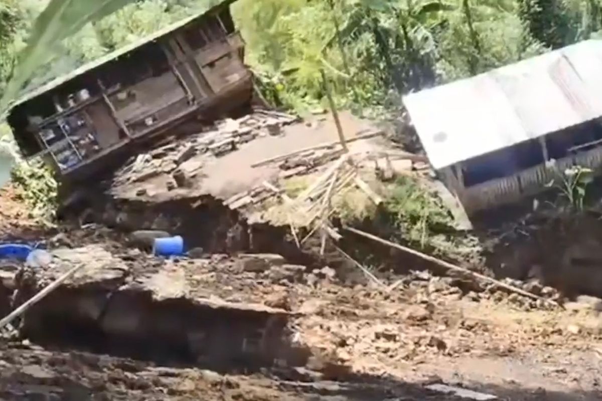 Hujan deras menyebabkan tanah longsor di Lembang (Desa) Limbong, Kecamatan Rembon, Tana Toraja, Sulawesi Selatan, Selasa, (9/1/2024) sore sekitar pukul 15.00 Wita. Dalam kejadian tersebut, sedikitnya 5 unit rumah warga rusak diterjang material longsor berupa tanah, bebatuan dan pepohonan