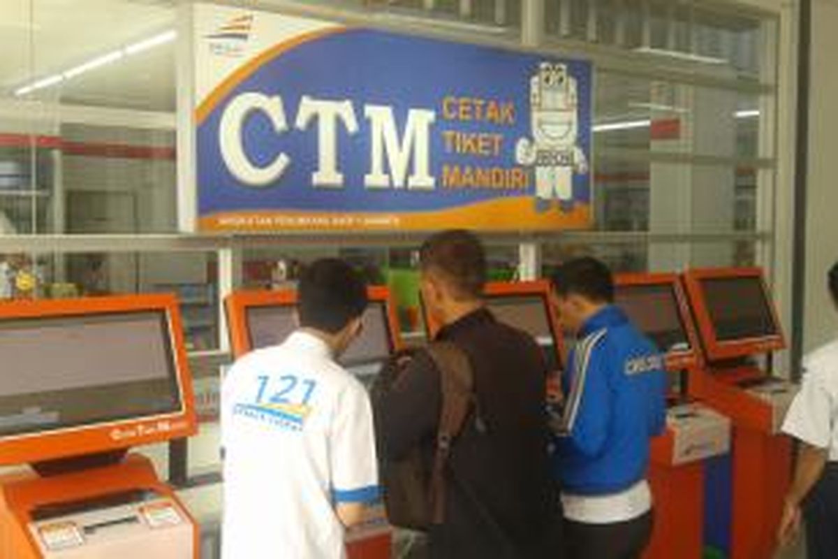 Alat Cetak Tiket Mandiri (CTM), di Stasiun Senen, Jakarta Pusat, Kamis (24/7/2014).