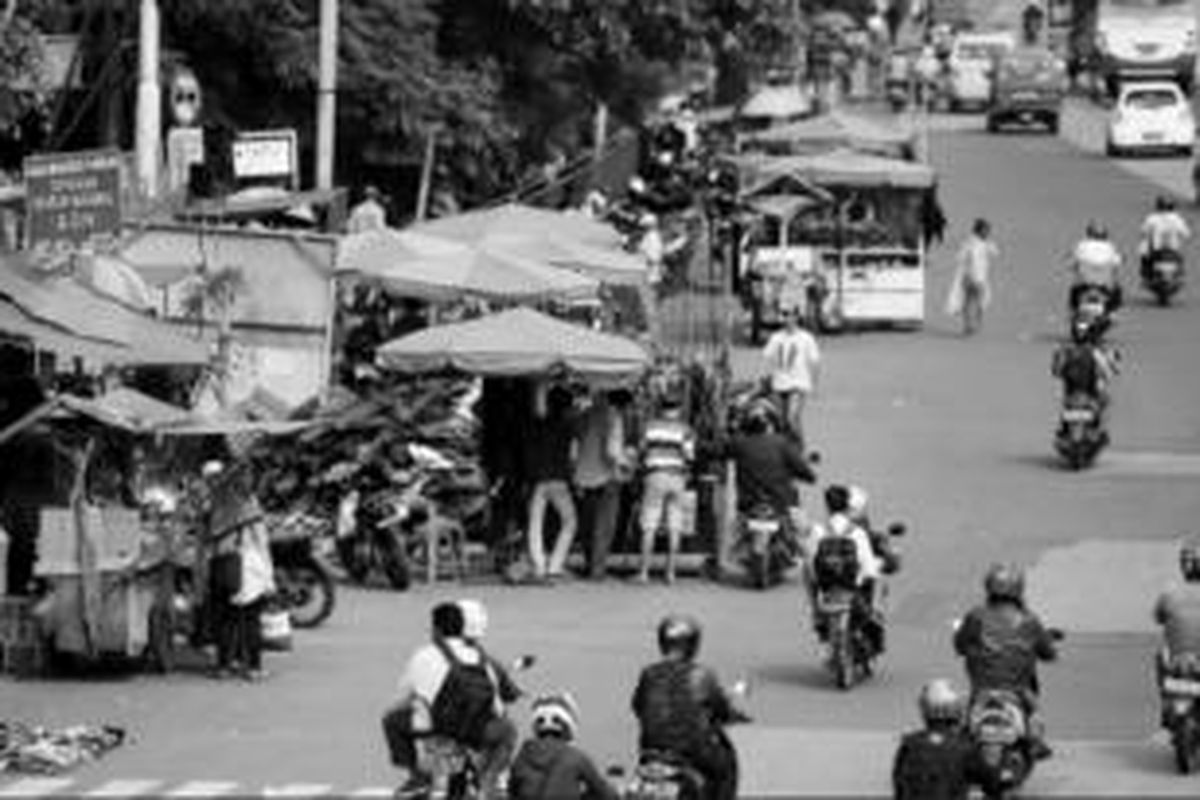 Pedagang kaki lima menggunakan badan Jalan Matraman Raya, Jakarta Timur, untuk berjualan, Senin (3/3). Kondisi ini menjadi penyebab kemacetan di sepanjang jalan tersebut, terutama pada pagi dan sore hari.