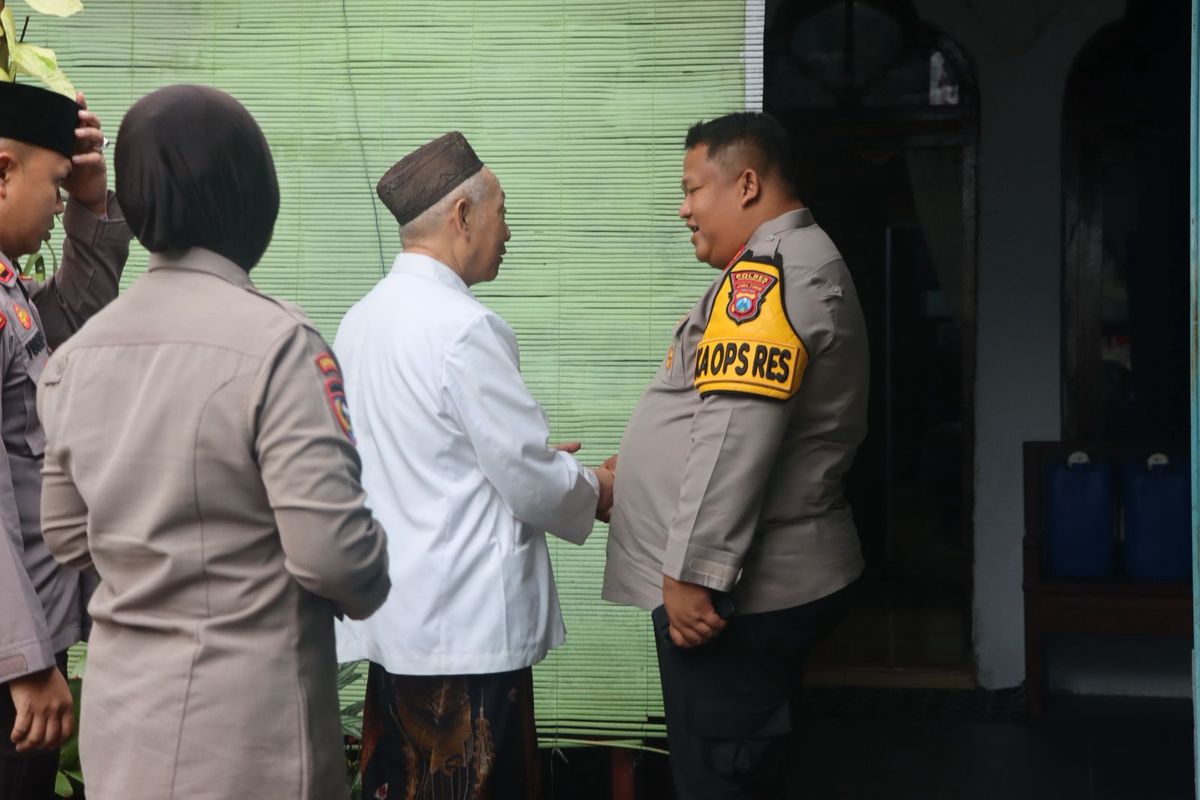 Kapolres Pasuruan AKBP Jazuli Dani Iriawan bersilaturahim ke pengasuh Ponpes Ngalah KH M Sholeh Bahruddin di Desa Sengonagung, Purwosari, Kabupaten Pasuruan, Jawa Timur, Selasa (02/09/2025).