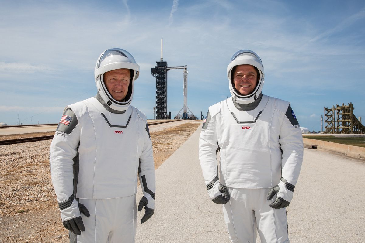 Astronot NASA Douglas Hurley (kiri) dan Robert Behnken (kanan) bsaat gladi resik untuk misi peluncuran di Kennedy Space Center di Florida pada 23 Mei 2020, di depan misi SpaceX Demo-2 NASA ke International Space Station (ISS).