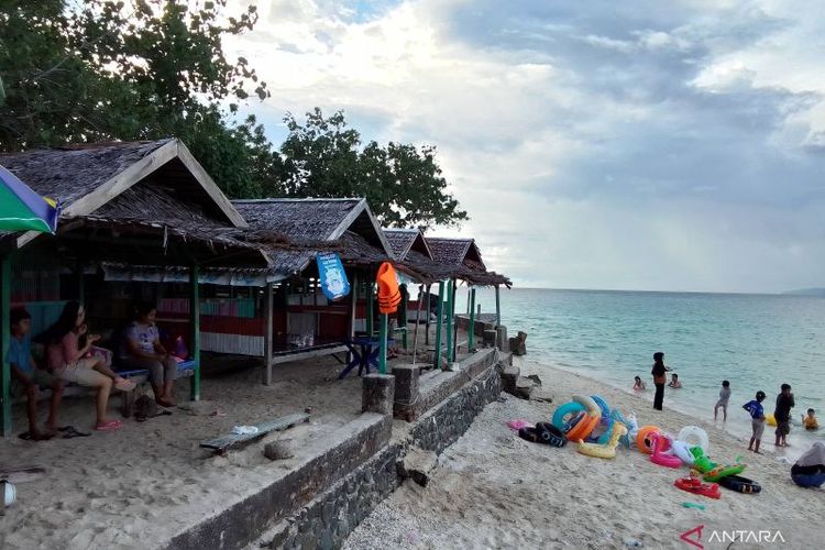 Pengunjung menikmati waktu bersama keluarga di gazebo yang berada di tepi Pantai Tanjung Karang, Desa Labuan Bajo, Kabupaten Donggala, Sulawesi Tengah, Minggu (2/7/2023).