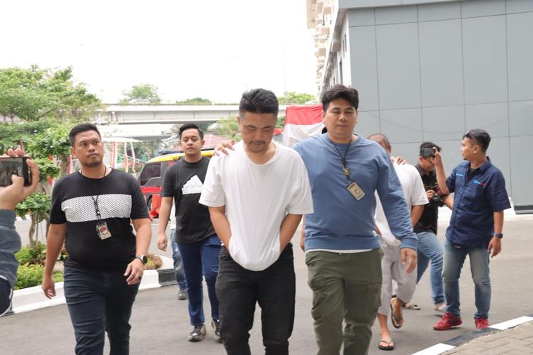 Pesulap Oge Arthemus ditangkap Satuan Reserse Narkoba Polres Metro Jakarta Barat terkait penyalahgunaan narkotika jenis sabu pada Jumat (25/8/2023). 