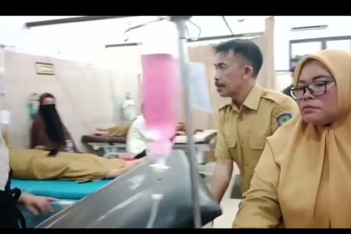 Puluhan Aparatur Sipil Negara (ASN) memenuhi ruang perawatan Rumah Sakit Umum Daerah (RSUD) Syekh Yusuf, Sungguminasa, Kabupaten Gowa, Sulawesi Selatan lantaran mengalami keracunan massal usia menghadiri hajatan. Selasa, (18/7/2023).