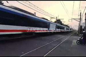 Tak Sadar 2 Kereta Lewat, Seorang Pria Tewas Tertabrak KA Bandara di Green Garden Jakbar