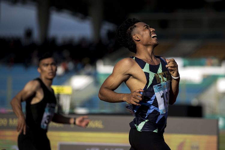 Pelari Nusa Tenggara Barat Lalu Mohammad Zohri (kanan) melakukan selebrasi usai menang pada final nomor lari 100 meter putra PON XX Papua di Stadion Atletik Mimika Sport Center, Kabupaten Mimika, Papua, Rabu (6/10/2021). Lalu Mohammad Zohri meraih medali emas sementara pelari Nusa Tenggara Barat lainnya Sudirman Hadi meraih medali perak dan pelari Kalimantan Tengah Eko Rimbawan meraih medali perunggu.