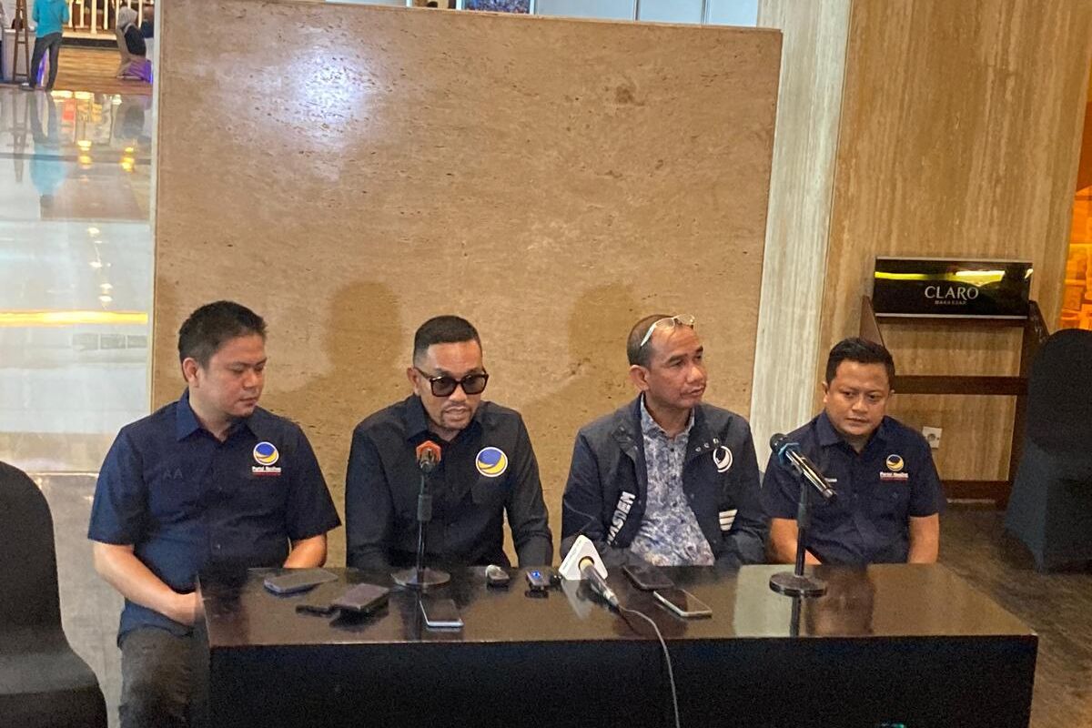 Bendahara Umum DPP Partai NasDem, Ahmad Sahroni yang menggelar konferensi pers di lokasi Rakernas Partai NasDem didampingi Bupati Kolaka Timur, Abdul Azis. Kamis (7/8/2025).