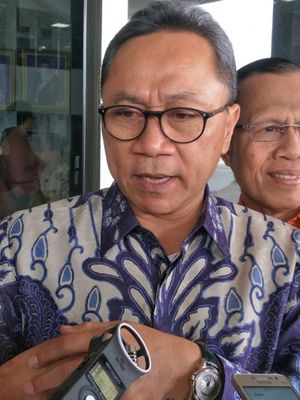 Ketua Umum Partai Amanat Nasional (PAN) Zulkifli Hasan saat ditemui di Kompleks Parlemen, Senayan, Jakarta, Jumat (27/4/2018).