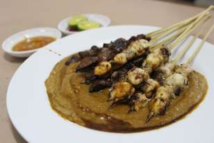 Di Kedai Sate Sapi Pak Oo, satu porsi sate campur, tersaji lima tusuk sate sum-sum, dan lima lagi sate ginjal. 