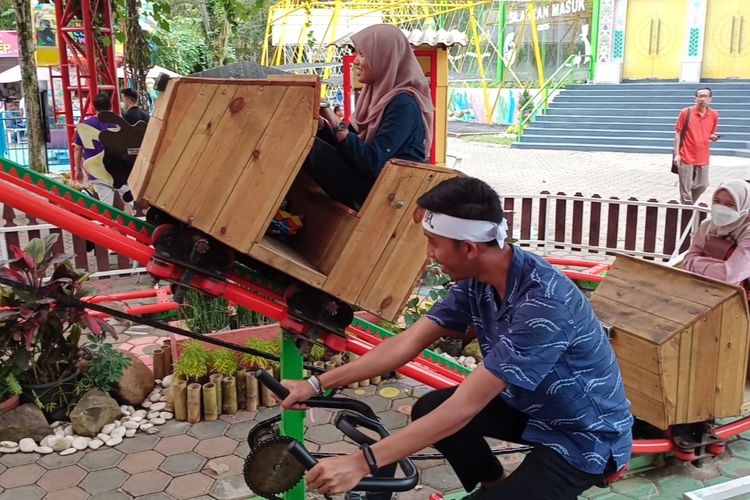 Salah satu permainan Crown Crane Coaster yang dapat dicoba oleh pengunjung di Eco Green Park. 