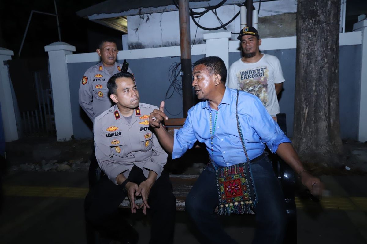 Kapolsek Mampang Prapatan Kompol David Yunior Kanitero saat berkomunikasi dengan pria necis yang mengganggu pengendara di Jalan Kapten Tendean, Jakarta Selatan, Rabu (13/9/2023).