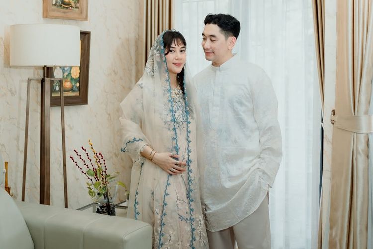 Intip 7 detail gaya anggun Adinda Thomas saat tasyakuran 4 bulanan. Tampil manis & bersahaja dengan bordir biru yang penuh inspirasi.