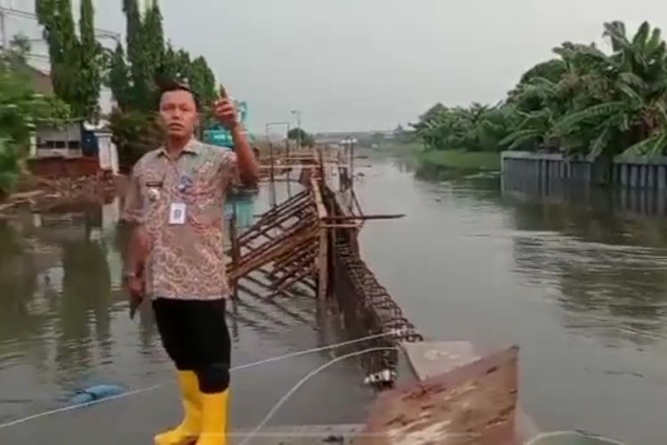 Kondisi tanggul kali Ledug yang ada di sekitar depan pasar lingkungan Periuk sedang dalam proses perbaikan permanen saat ini, Jumat (23/9/2022). Sebelumnya tanggul yang ada hanyalah berupa karung berisi tanah atau kisdam.