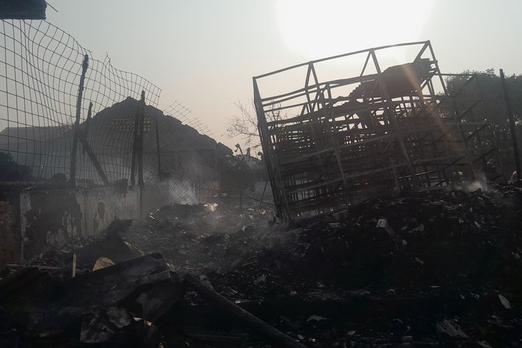 Petugas pemadam kebakaran tengah memadamkan api di gudang limbah PT Kido Jaya 2 yang terbakar, Kamis (3/8/2023).