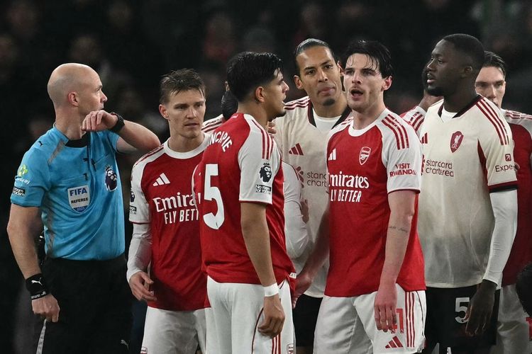 Perdebatan pemain yang melibatkan Virgil van Dijk (tengah) dan Declan Rice dalam pertandingan sepak bola Liga Inggris antara Arsenal vs Liverpool di Stadion Emirates di London pada 8 Januari 2026. (Foto oleh Ben STANSALL / AFP)