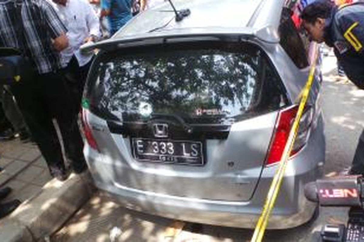 Mobil Honda Jazz E 333 LS milik terduga pelaku pencurian yang ditembak matindi Jatinegara, Jakarta Timur. Senin (26/5/2014).