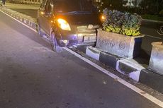 Yaris Tabrak Marka Jalan hingga Nyangkut Median Tengah Jalan di Solo