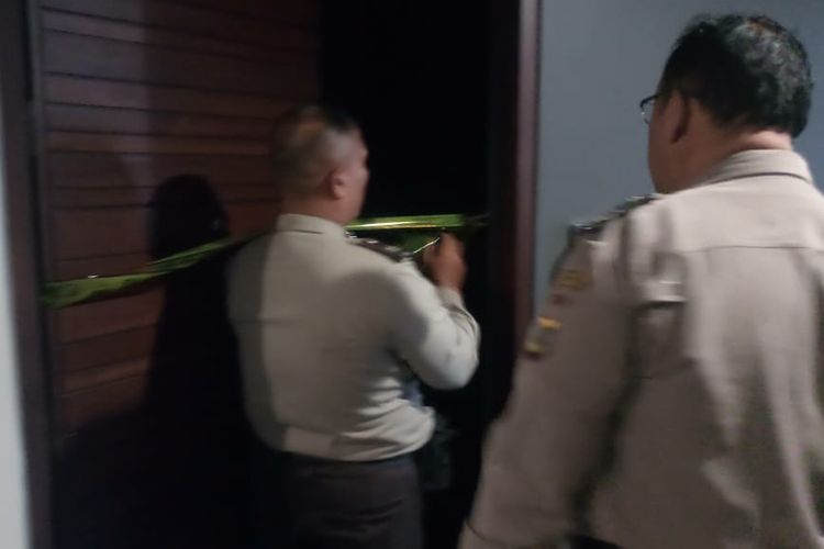 Polisi saat mendatangi kamar korban bunuh diri di sebuah hotel di Jalan Raya Uluwatu, Kedonganan, Badung, Bali, pada Minggu (6/10/2019) sore. 