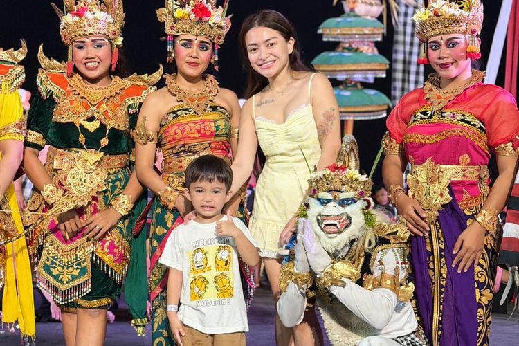 Nathalie Holscher Tepati Janji Ajak Adzam Nonton Tari Kecak di Bali