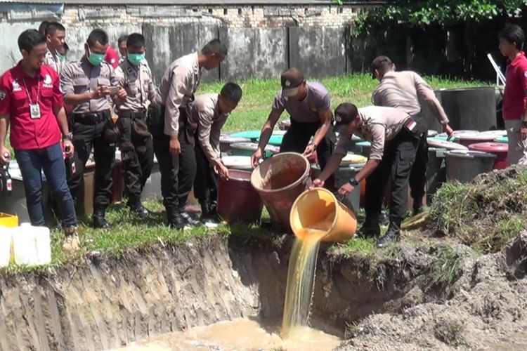 Bahan baku miras yang masih tahap fermentasi ikut dimusnahkan di Mapolda Kepulauan Bangka Belitung.